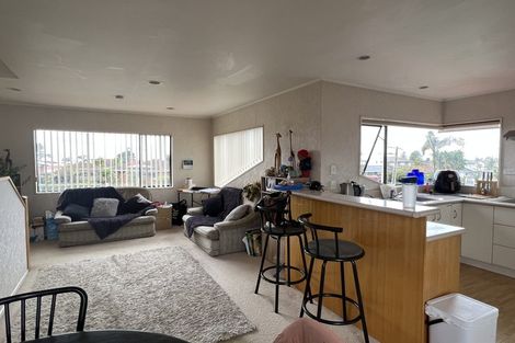 Photo of property in 1/994 Beach Road, Torbay, Auckland, 0630