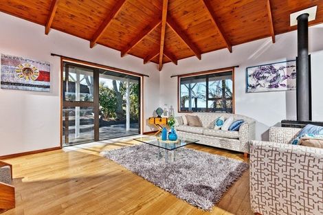 Photo of property in 6 Deverell Place, Northcross, Auckland, 0632