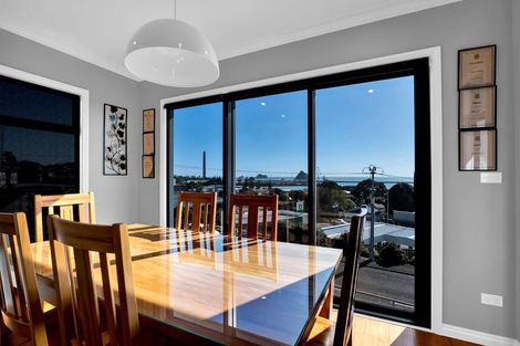 Photo of property in 5 South Road, Moturoa, New Plymouth, 4310