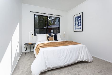 Photo of property in 2/17 Greenvalley Rise, Glenfield, Auckland, 0629