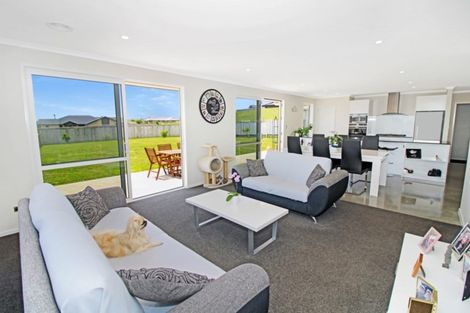 Photo of property in 1 Ongarui Close, Whalers Gate, New Plymouth, 4310