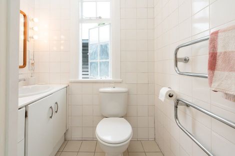 Photo of property in Pukehinau Flats, 4/1 Brooklyn Road, Mount Cook, Wellington, 6011