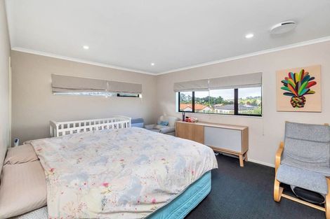 Photo of property in 43 South Kensington Way, Henderson, Auckland, 0612