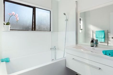 Photo of property in 15 Edmund Lomas Grove, Birchville, Upper Hutt, 5018