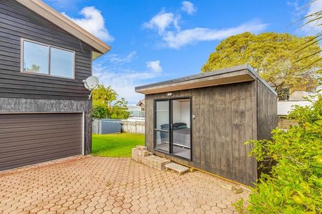 Photo of property in 9 Seagrove Road, West Harbour, Auckland, 0618