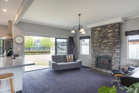 Photo of property in 37 Chestnut Close, Kelvin Grove, Palmerston North, 4414