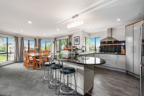 Photo of property in 86 San Valentino Drive, Henderson, Auckland, 0612