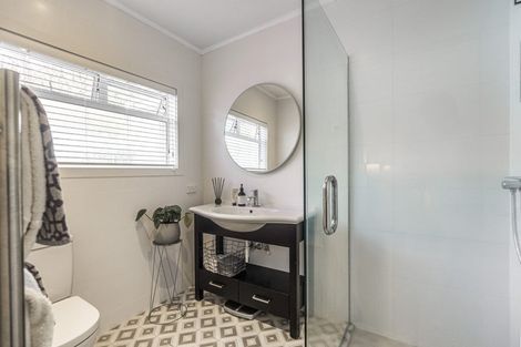 Photo of property in 12 Midway Avenue, Castor Bay, Auckland, 0620