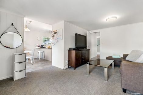 Photo of property in 8 Halldene Terrace, Red Beach, 0932