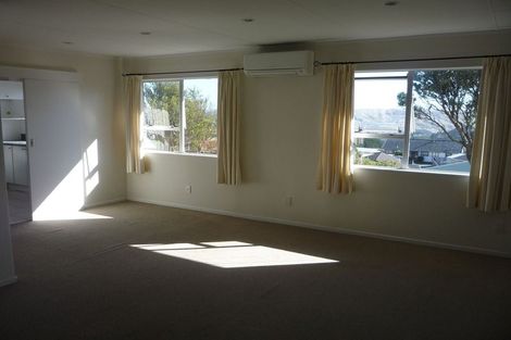 Photo of property in 15a Bayswater Place, Newlands, Wellington, 6037