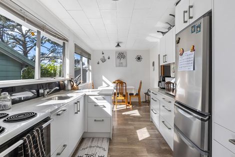 Photo of property in 46 Easton Park Parade, Glenfield, Auckland, 0629