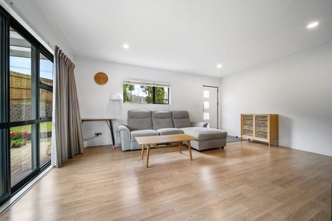 Photo of property in 2/109 Target Road, Totara Vale, Auckland, 0629