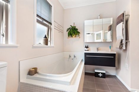 Photo of property in 51 Jackson Street, Island Bay, Wellington, 6023