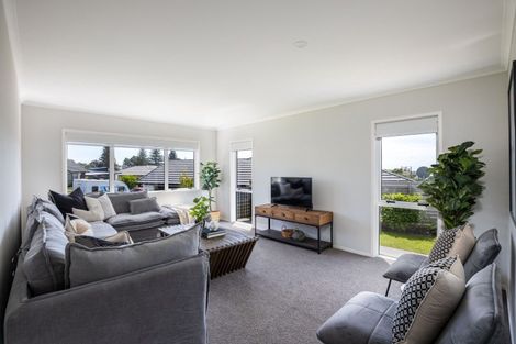 Photo of property in 3 Oakmont Crescent, Waiwhakaiho, New Plymouth, 4312