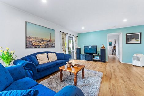 Photo of property in 2 Ravenstone Place, Chatswood, Auckland, 0626