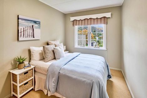 Photo of property in 5 Porter Place, Paekakariki, 5034