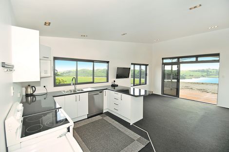 Photo of property in 15 Tamahunga Road, Kaiwaka, 0573