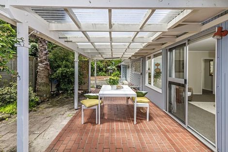 Photo of property in 1/7 Tallington Crescent, Torbay, Auckland, 0630