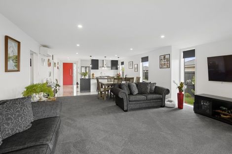 Photo of property in 5a Shillingford Boulevard, Rolleston, 7615
