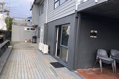 Photo of property in 2/3 Ellangowan Road, Waiake, Auckland, 0630