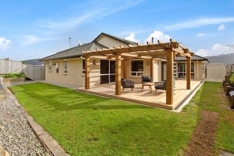 Photo of property in 197 Woodman Drive, Tawa, Wellington, 5028