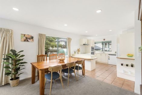 Photo of property in 1/8 Carrigans Close, Pinehill, Auckland, 0632