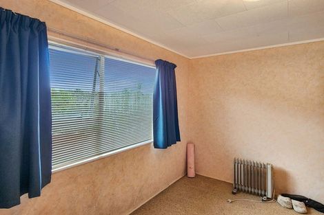 Photo of property in 56 Colchester Crescent, Newlands, Wellington, 6037