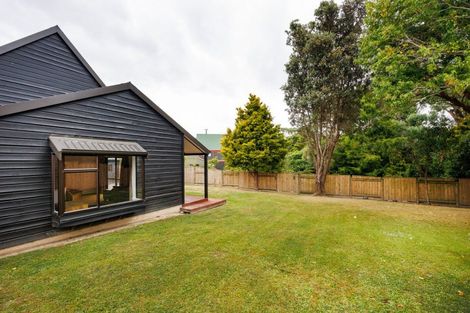 Photo of property in 11 Hillgrove Place, Fitzherbert, Palmerston North, 4410