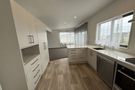 Photo of property in 106a Glanmire Road, Newlands, Wellington, 6037