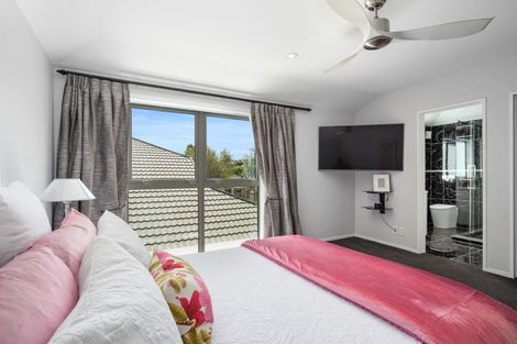 Photo of property in 2/21 Fields Parade, Oteha, Auckland, 0632