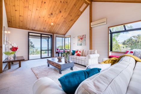 Photo of property in 52 Rauhuia Crescent, Parau, Auckland, 0604