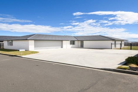 Photo of property in 20 Sardinia Grove, Fitzherbert, Palmerston North, 4410