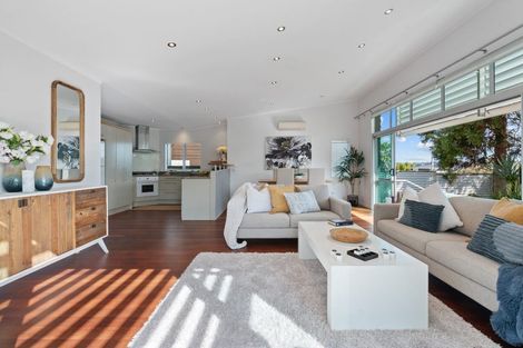 Photo of property in 2/2 Salem Place, Torbay, Auckland, 0630