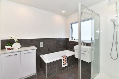 Photo of property in 13 Woodcote Drive, Glenfield, Auckland, 0629