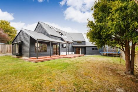 Photo of property in 11 Hillgrove Place, Fitzherbert, Palmerston North, 4410
