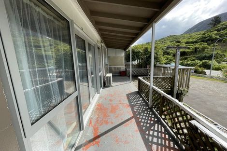 Photo of property in 2/1 Angle Street, Picton, 7220