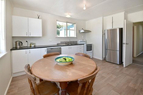 Photo of property in 2/11 Parakai Avenue, Parakai, 0830