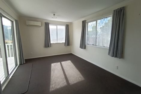 Photo of property in 27 Aniseed Grove, Timberlea, Upper Hutt, 5018