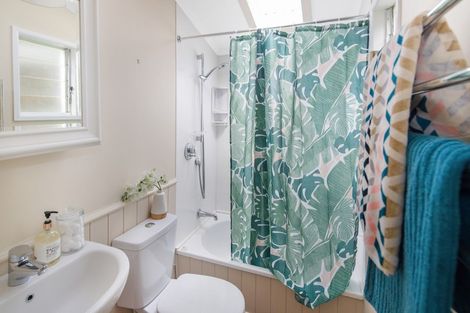 Photo of property in 180 Sutherland Road, Lyall Bay, Wellington, 6022