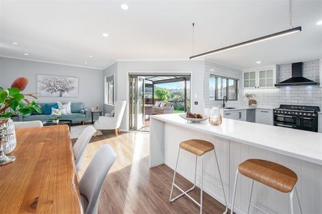 Photo of property in 17 Fleetwood Drive, Henderson, Auckland, 0612