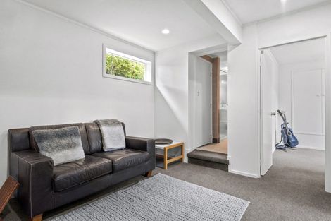 Photo of property in 2 Lyons Avenue, Murrays Bay, Auckland, 0630