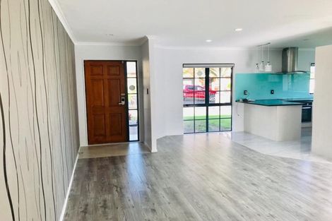 Photo of property in 66 De Havilland Drive, Goodwood Heights, Auckland, 2105