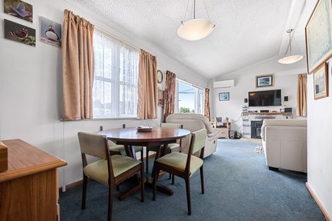 Photo of property in 4 Cotswold Crescent, Newlands, Wellington, 6037