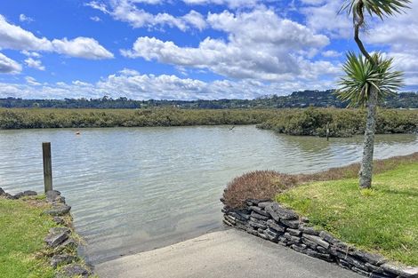 Photo of property in 10 The Terrace, Herald Island, Auckland, 0618