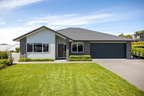 Photo of property in 3 Oakmont Crescent, Waiwhakaiho, New Plymouth, 4312