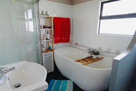 Photo of property in 3 Manu Crescent, Upper Vogeltown, New Plymouth, 4310