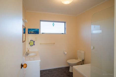 Photo of property in 4 Robertson Street, Raglan, 3225
