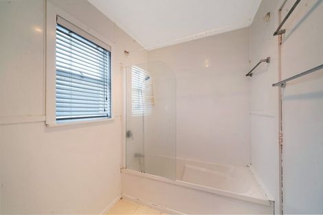 Photo of property in 16 Coniston Avenue, Te Atatu South, Auckland, 0610