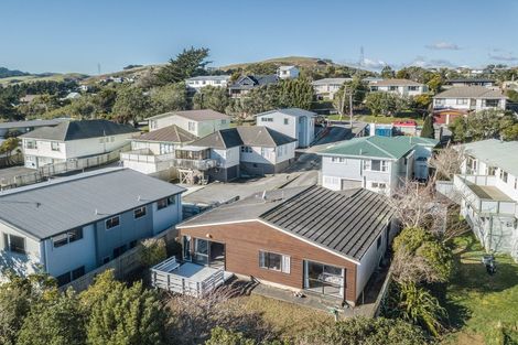 Photo of property in 11b Warrington Grove, Newlands, Wellington, 6037