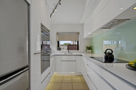 Photo of property in 13a Horotutu Road, Greenlane, Auckland, 1061